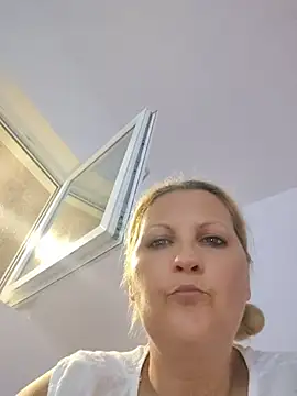 Snapshot of Divineblond chatting on 10, 6, 2026 Divineblond online show from 10, 6, 2026