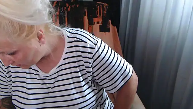 Snapshot of Divineblond chatting on 22, 6, 2026 Divineblond online show from 22, 6, 2026