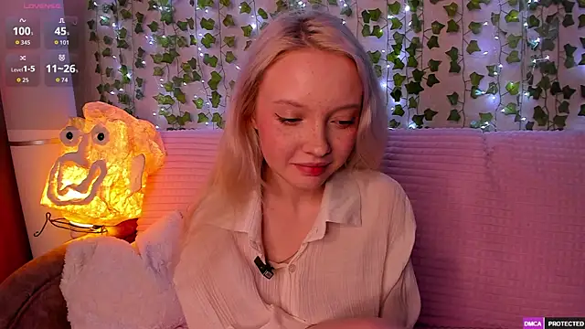 Snapshot of _CloudNine_ chatting on 18, 5, 2026 CloudNine online show from 18, 5, 2026