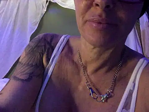 Snapshot of claraxloveuse chatting on 8, 5, 2026 claraxloveuse online show from 8, 5, 2026