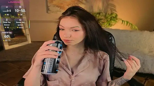 Snapshot of Luna_Come chatting on 4, 6, 2026 Luna Come online show from 4, 6, 2026