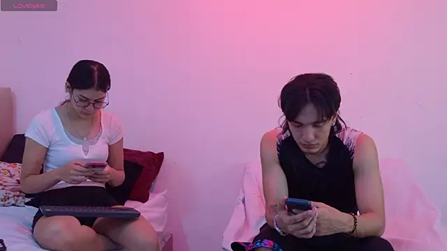 Snapshot of sweetauracouple chatting on 18, 5, 2026 sweetauracouple online show from 18, 5, 2026