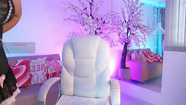 Snapshot of VioletJoness_ chatting on 6, 7, 2026 VioletJoness online show from 6, 7, 2026