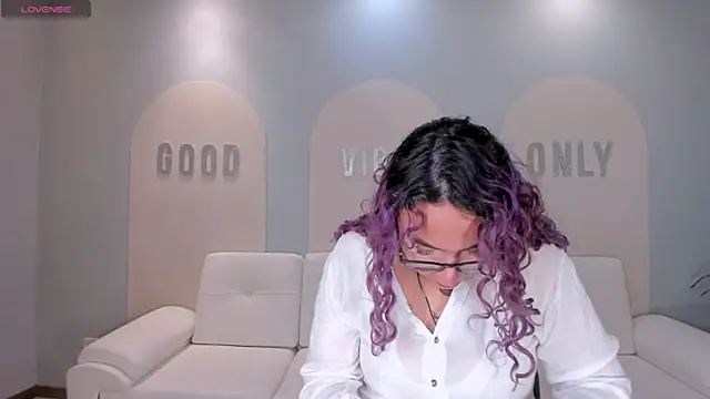 Snapshot of LoiseHarper chatting on 3, 5, 2026 LoiseHarper online show from 3, 5, 2026