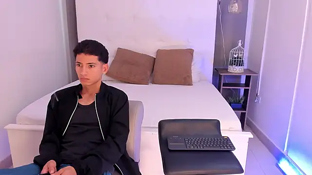 Snapshot of Alejo-and-Thiago chatting on 19, 5, 2026 Alejo-and-Thiago online show from 19, 5, 2026