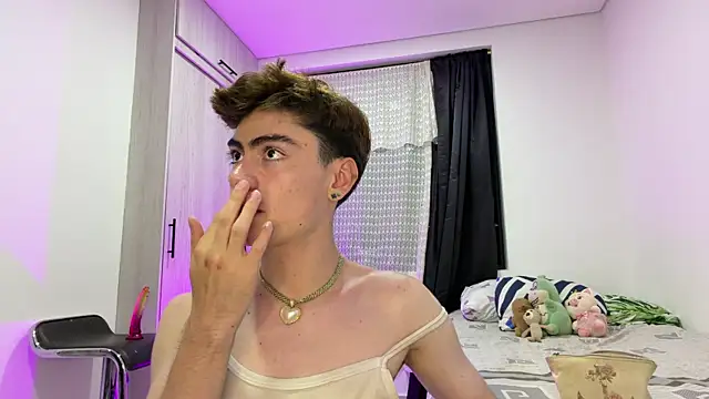 Snapshot of _peachyboy chatting on 4, 7, 2026 peachyboy online show from 4, 7, 2026