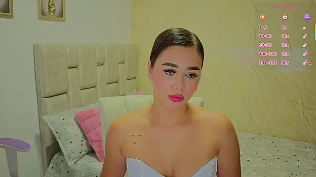 Snapshot of Naomilaurent chatting on 20, 7, 2026 Naomilaurent online show from 20, 7, 2026