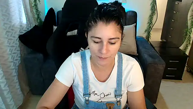 Snapshot of LUCYMILF_SEXY chatting on 7, 6, 2026 LUCYMILF SEXY online show from 7, 6, 2026
