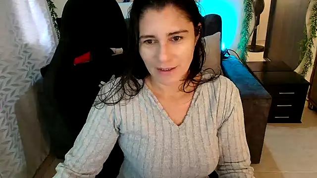 Snapshot of LUCYMILF_SEXY chatting on 8, 6, 2026 LUCYMILF SEXY online show from 8, 6, 2026