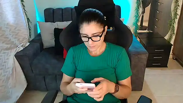 Snapshot of LUCYMILF_SEXY chatting on 5, 7, 2026 LUCYMILF SEXY online show from 5, 7, 2026