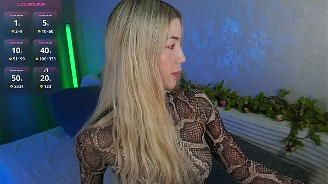 Snapshot of LindaThackerr chatting on 8, 8, 2026 LindaThackerr online show from 8, 8, 2026