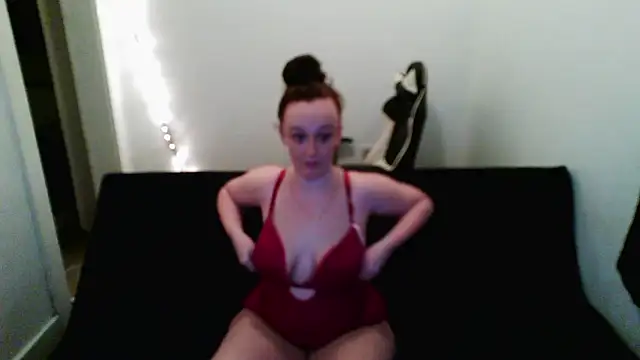 Snapshot of PeechyXOXO chatting on 6, 5, 2026 PeechyXOXO online show from 6, 5, 2026
