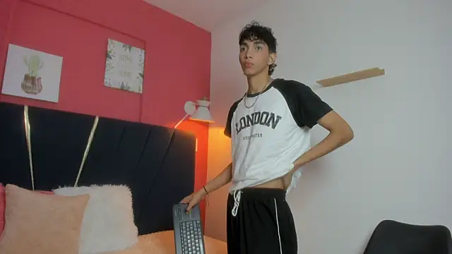 Snapshot of ero_boy40 chatting on 19, 6, 2026 ero boy40 online show from 19, 6, 2026