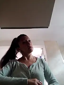 Snapshot of Vely_ chatting on 18, 5, 2026 Vely online show from 18, 5, 2026