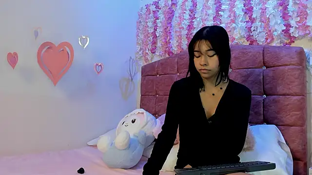 Snapshot of Naomy_Bloom chatting on 13, 5, 2026 Naomy Bloom online show from 13, 5, 2026