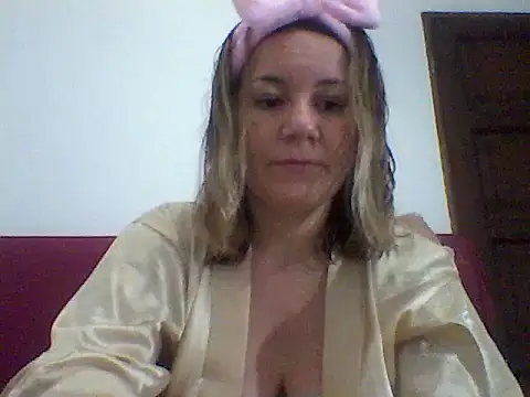 Snapshot of AllisonLove2 chatting on 10, 6, 2026 AllisonLove2 online show from 10, 6, 2026