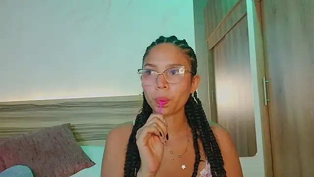 Snapshot of Evalune_ chatting on 8, 7, 2026 Evalune online show from 8, 7, 2026
