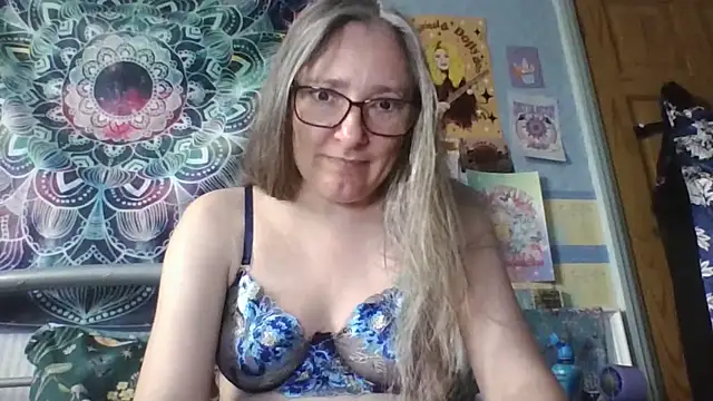 Snapshot of Izzylove47 chatting on 31, 5, 2026 Izzylove47 online show from 31, 5, 2026