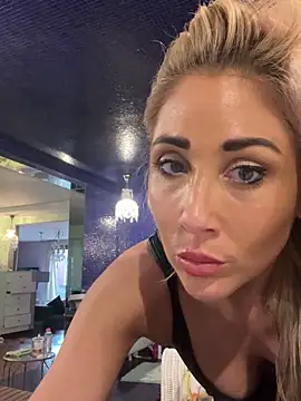 Snapshot of MirrorMia chatting on 2, 6, 2026 MirrorMia online show from 2, 6, 2026