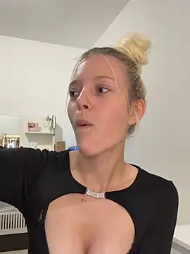 Snapshot of AnnaCherie chatting on 10, 6, 2026 AnnaCherie online show from 10, 6, 2026