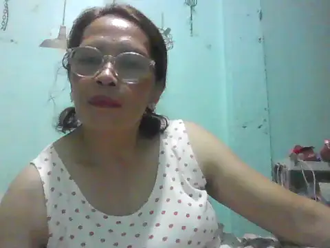 Snapshot of momshe2026 chatting on 31, 5, 2026 momshe2026 online show from 31, 5, 2026