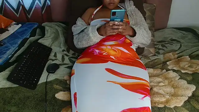 Snapshot of Round_Booty_Ebony chatting on 7, 7, 2026 Round Booty Ebony online show from 7, 7, 2026