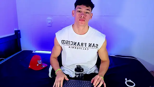 Snapshot of Luke_Muscle chatting on 5, 6, 2026 Luke Muscle online show from 5, 6, 2026