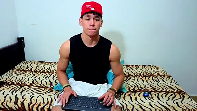 Snapshot of Luke_Muscle chatting on 15, 6, 2026 Luke Muscle online show from 15, 6, 2026