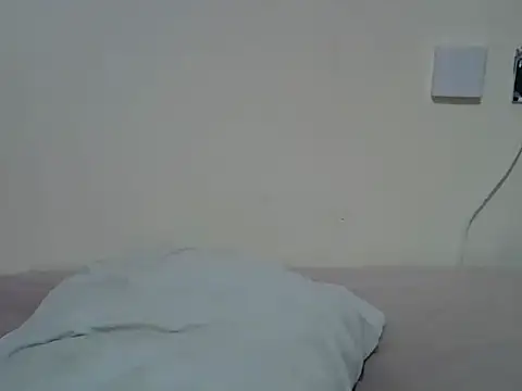 Snapshot of creamypetite chatting on 17, 6, 2026 creamypetite online show from 17, 6, 2026