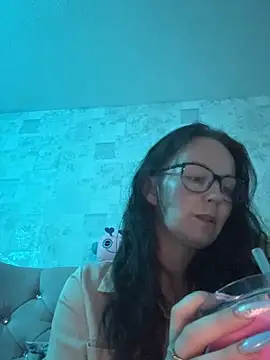 Snapshot of Luna-Vale chatting on 27, 5, 2026 Luna-Vale online show from 27, 5, 2026