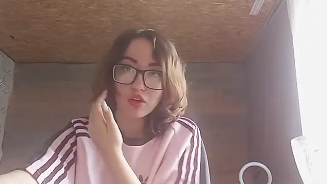 OliviaMoment online show from 20, 6, 2026