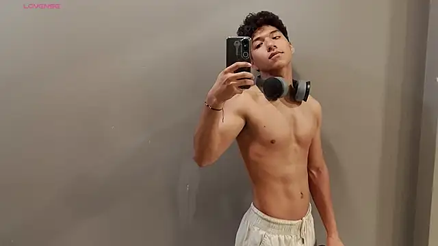 Snapshot of Maximiliano_Young chatting on 11, 7, 2026 Maximiliano Young online show from 11, 7, 2026