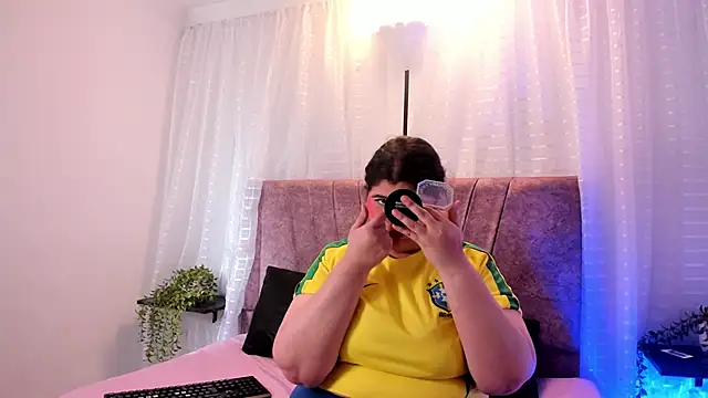 Snapshot of Emilie_Jones chatting on 13, 6, 2026 Emilie Jones online show from 13, 6, 2026