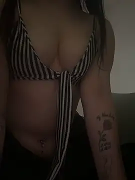 badbunnybabe123 online show from 1, 6, 2026