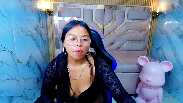 Snapshot of sophy_r chatting on 3, 6, 2026 sophy r online show from 3, 6, 2026