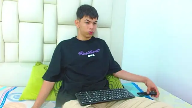 LoganNaughty online show from 3, 6, 2026
