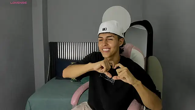 Snapshot of Axel_Mendozaa chatting on 4, 6, 2026 Axel Mendozaa online show from 4, 6, 2026
