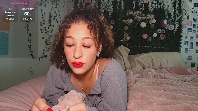 LyraCovee online show from 15, 6, 2026