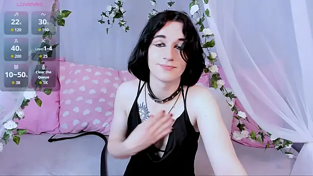 Snapshot of MickeQuinee chatting on 8, 6, 2026 MickeQuinee online show from 8, 6, 2026