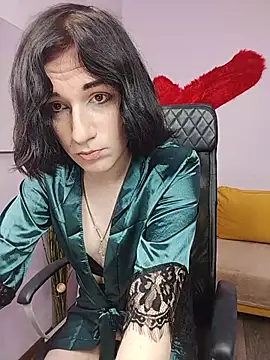 Snapshot of MickeQuinee chatting on 25, 6, 2026 MickeQuinee online show from 25, 6, 2026