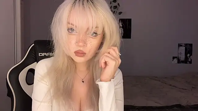 Velvets Vixens01 online show from 18, 6, 2026