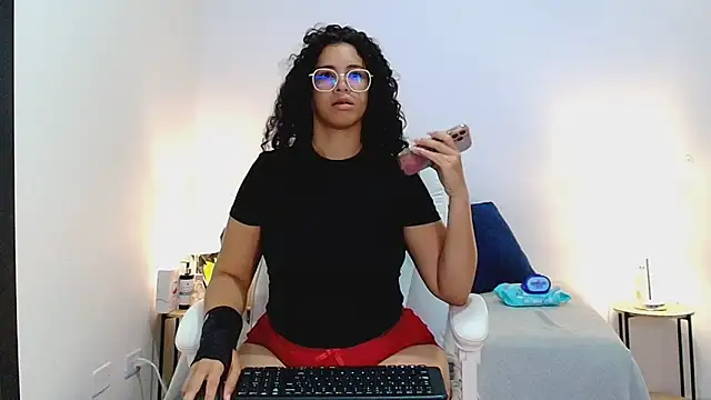Snapshot of Isabella_Sophia19 chatting on 7, 8, 2026 Isabella Sophia19 online show from 7, 8, 2026