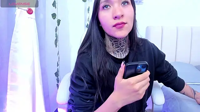 Snapshot of isasaenz_ chatting on 6, 8, 2026 isasaenz online show from 6, 8, 2026