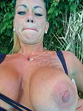 Snapshot of housewifebella chatting on 14, 7, 2026 housewifebella online show from 14, 7, 2026