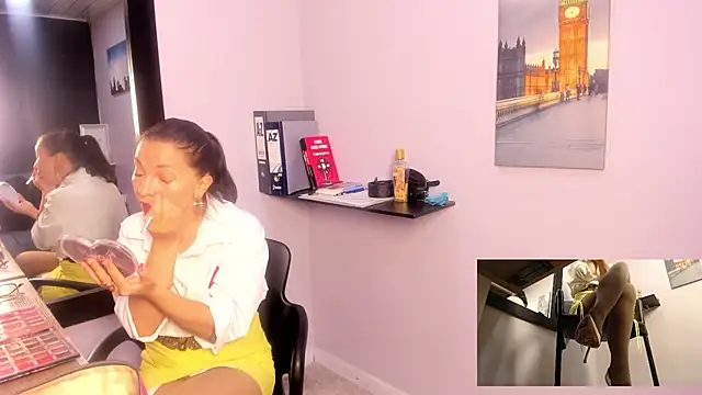 Snapshot of Greta_Borbon_ chatting on 23, 7, 2026 Greta Borbon online show from 23, 7, 2026