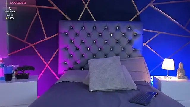 Katherinee Scott online show from 5, 8, 2026