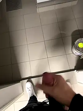 Snapshot of swissboy22 chatting on 29, 10, 2025 swissboy22 online show from 29, 10, 2025