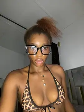 Snapshot of Nirahbeauty chatting on 22, 7, 2026 Nirahbeauty online show from 22, 7, 2026