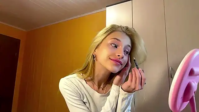 Snapshot of FiveFootBlonde chatting on 24, 7, 2026 FiveFootBlonde online show from 24, 7, 2026