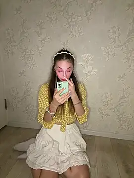 Snapshot of Shy_Little_Mia chatting on 7, 8, 2026 Shy Little Mia online show from 7, 8, 2026